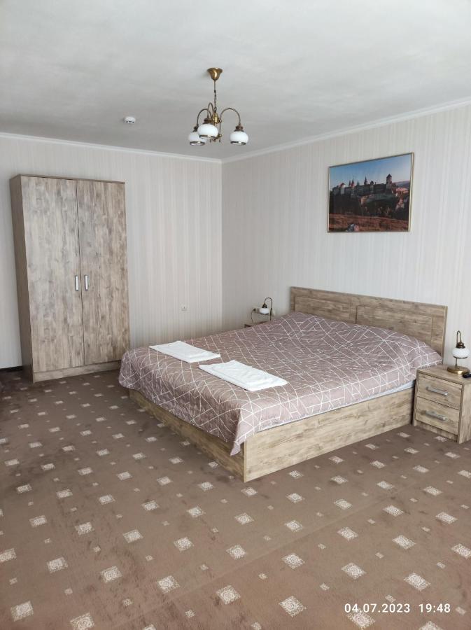 Apart-Hotel 24/7 คาเมียเนตส์-โปดิลสกี ภายนอก รูปภาพ
