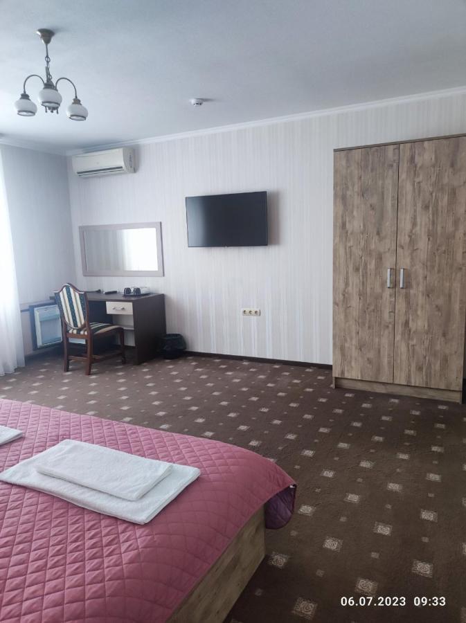 Apart-Hotel 24/7 คาเมียเนตส์-โปดิลสกี ภายนอก รูปภาพ