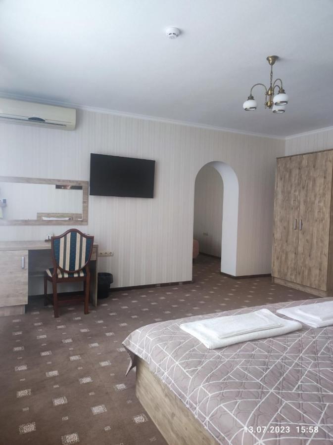 Apart-Hotel 24/7 คาเมียเนตส์-โปดิลสกี ภายนอก รูปภาพ