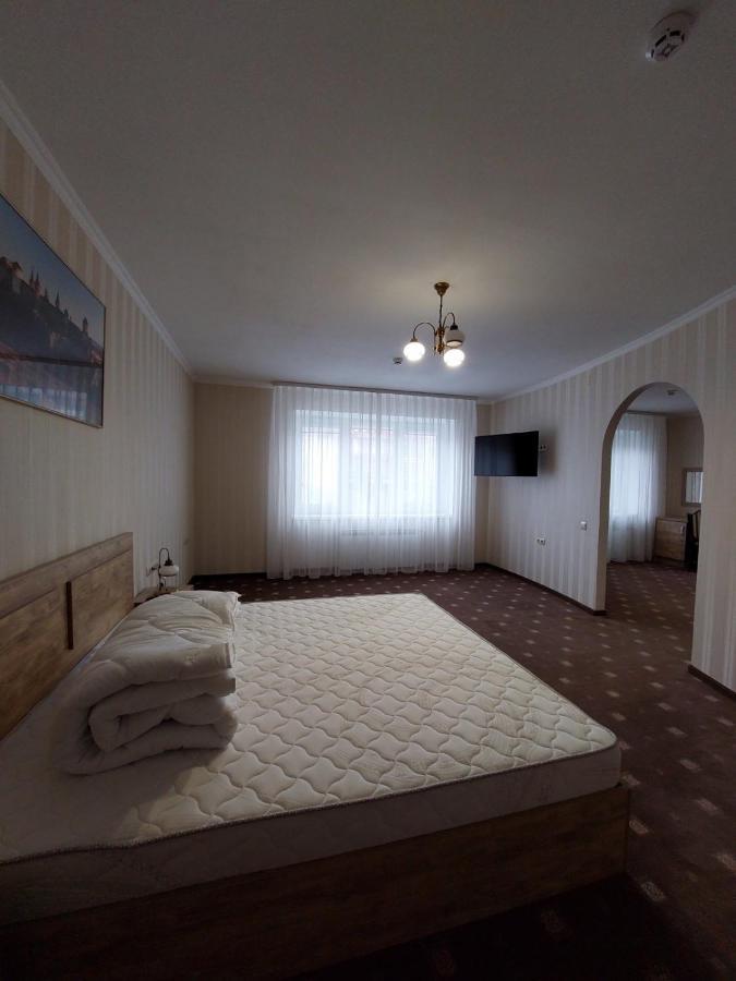 Apart-Hotel 24/7 คาเมียเนตส์-โปดิลสกี ภายนอก รูปภาพ